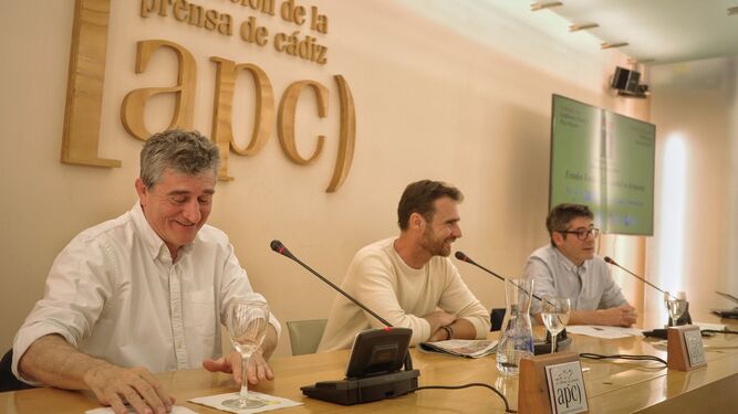 De izquierda a derecha: Guillermo Fesser, José María Aguilera y Paco Reyero, ayer en la sede de la APC.