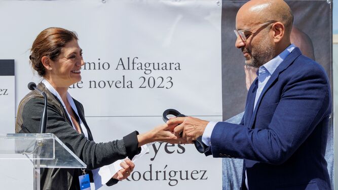 Pilar Reyes, directora editorial de Alfaguara, entrega el premio a Gustavo Rodríguez.