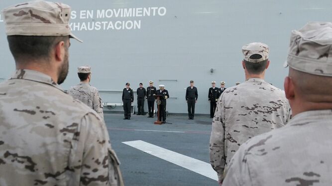 El Almirante de la Flota se dirige a los militares del grupo expedicionario en la cubierta del  'Juan Carlos I'.