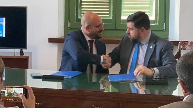 El momento de la firma del convenio entre el alcalde y el presidente del Consejo.