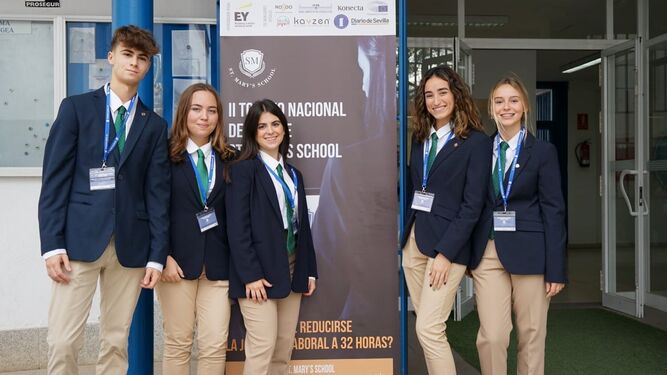 El equipo de debate de primero de Bachillerato del Liceo de San Fernando, seleccionado para la final del Torneo Cánovas.