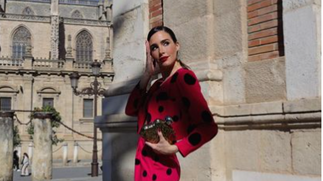 Rocío Osorno con un look de inspiración flamenca de su propia firma junto a la Catedral de Sevilla.