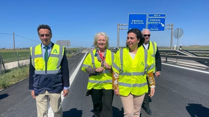 La delegada del Gobierno andaluz en Cádiz, Mercedes Colombo, y otras autoridades, este miércoles en la A-480.