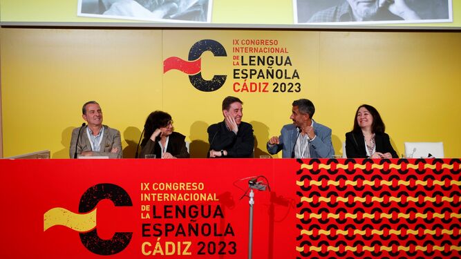 De izquierda a derecha: Alberto Romero Ferrer, Nieves Vázquez Recio, Luis García Montero, José Jurado Morales y Marieta Cantos Casenave.