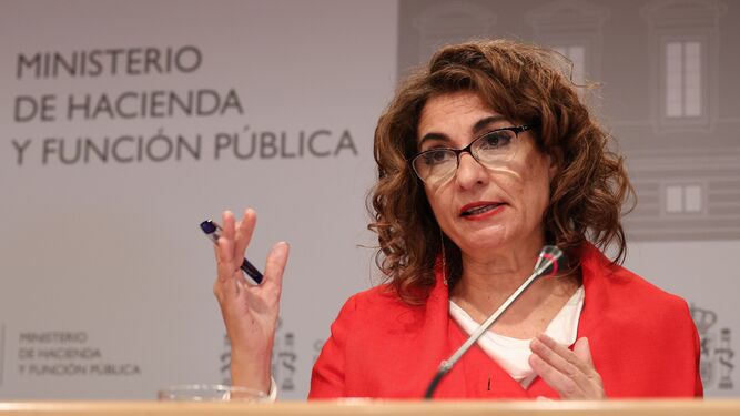La ministra de Hacienda y Función Pública, María Jesús Montero, ofrece una rueda de prensa en la sede del Ministerio, este jueves.