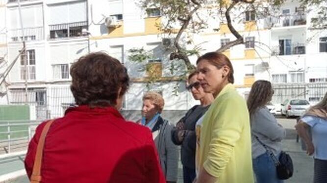 La candidata de El Puerto 100x100, Montse Pecho, durante su visita a Barrio Obrero.