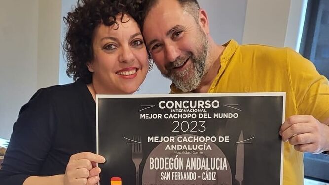 Alfonso García, del Bodegón Andalucía, junto a su mujer Elena, con el premio al mejor cachopo de Andalucía.