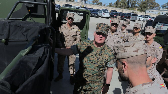 El comandante de los marines americanos en Europa y África visita el TEAR de San Fernando.