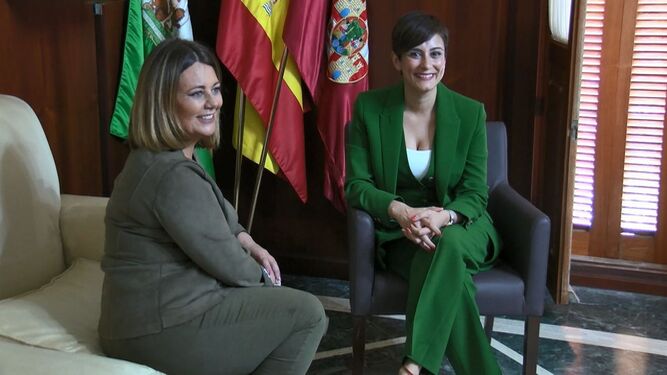 Elena Amaya e Isabel Rodríguez en la alcaldía de Puerto Real