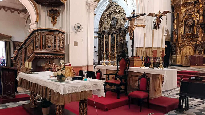 Altar improvisado en la iglesia de San Francisco ante el cierre del entorno del altar mayor.