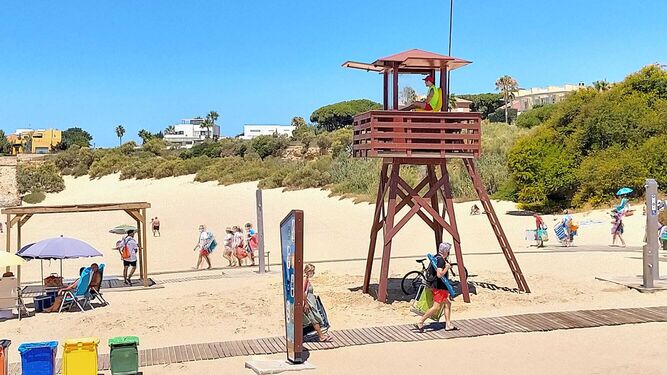 El servicio de socorrismo en la Playa de La Muralla, en una imagen retrospectiva.