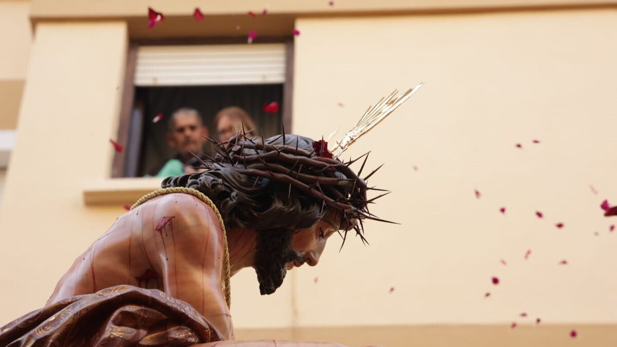 Video: La primera salida de la Coronación de Espinas entusiasma a San  Fernando en su Viernes de Dolores