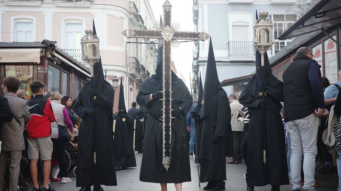 La cruz de guía de Servitas, la primera que se planta en la calle en la tarde del Viernes de Dolores.