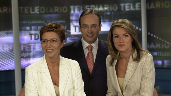 Alfredo Urdaci entre María Escario y Letizia Ortiz, antes que la actual Reina dejara los informativos de TVE