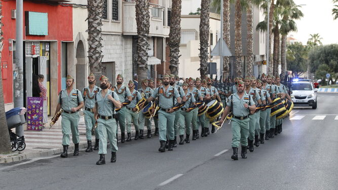Una imagen de archivo de legionarios desfilando en Almería.