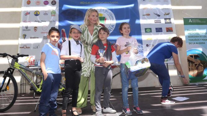 Lola Campos, con los ganadores del concurso por el Día Mundial del Autismo.