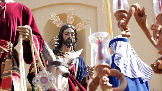 La imagen de Cristo Rey (Borriquita) saliendo de la capilla del colegio La Salle.