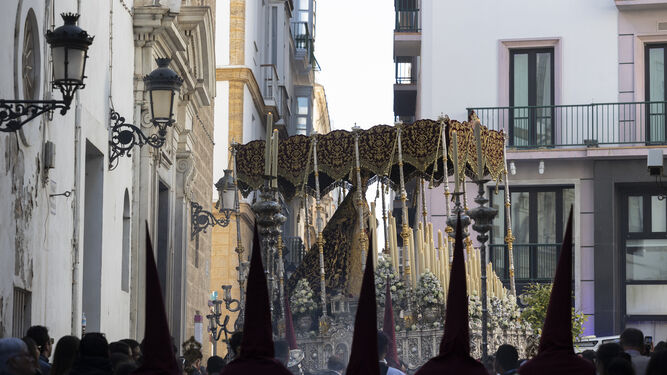 Las imágenes de la salida de Humildad y paciencia  en el Domingo de Ramos de Cádiz de la Semana Santa 2023