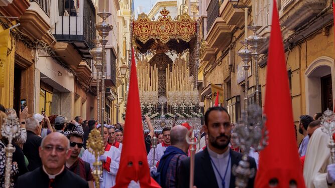 El vicario general de Cádiz (a la izquierda) en la procesión de la cofradía de Las Penas la pasada Semana Santa.