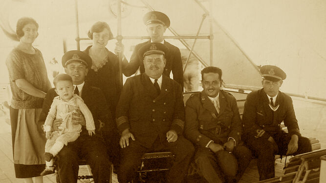 El capitán de navío Núñez Quijano con su familia.