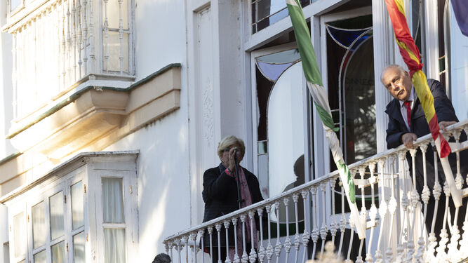 Una saetera canta desde un balcón de Candelaria.
