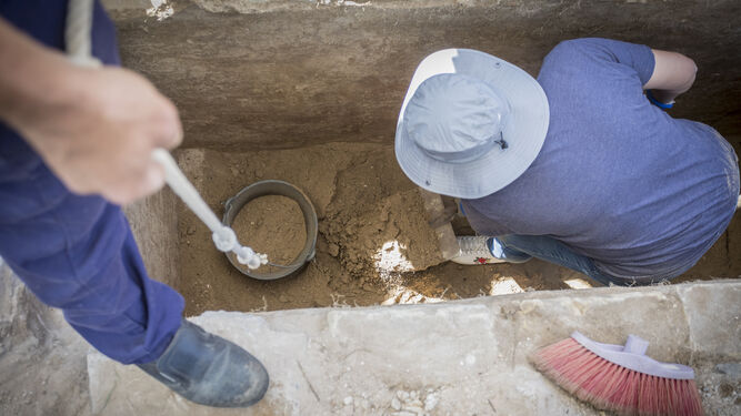 La arqueóloga voluntaria Rocío Martínez Muñoz trabaja en la sepultura donde se cree que se encuentran los restos del represaliado Alfonso López Quera.
