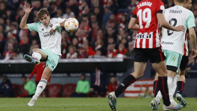 Pablo Ibáñez golpea con el interior del pie el balón del gol del empate del Osasuna.