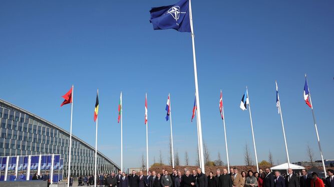 La bandera de Finlandia en la sede de la OTAN, en Bruselas.