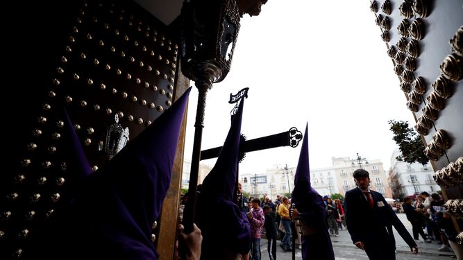 Las imágenes de la cofradía de Columna en la Semana Santa  de Cádiz 2023