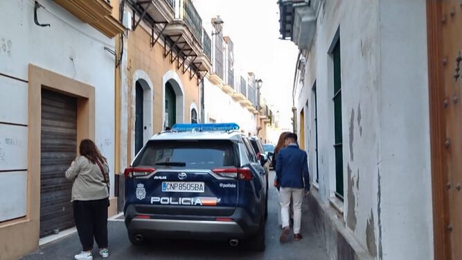 Un coche de la Policía Nacional en la calle Jesús Cautivo, donde fue detenido el agresor.