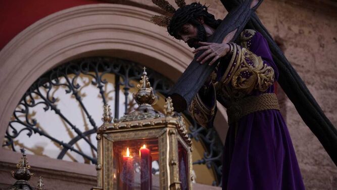 La imagen de Nuestro Padre Jesús del Gran Poder, a su paso por el Ayuntamiento de San Fernando.