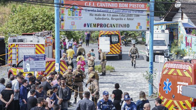 Bomberos y agentes de seguridad atienden un ataque con arma blanca, en la entrada de la guardería Cantinho Bom Pastor , en Blumenau (Brasil).