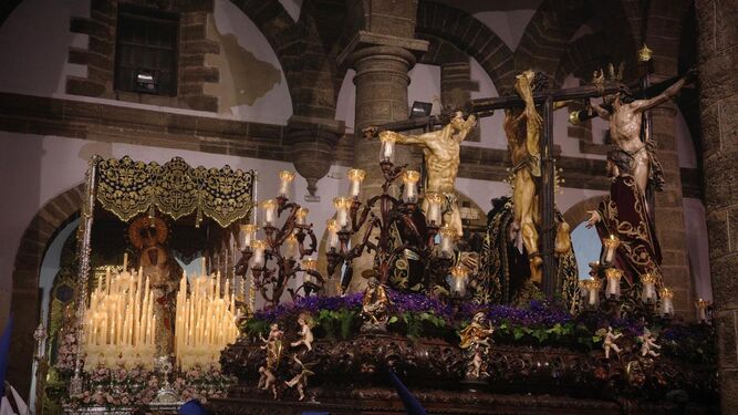 Las imágenes del Perdón en la Madrugada de la Semana Santa de Cádiz 2023