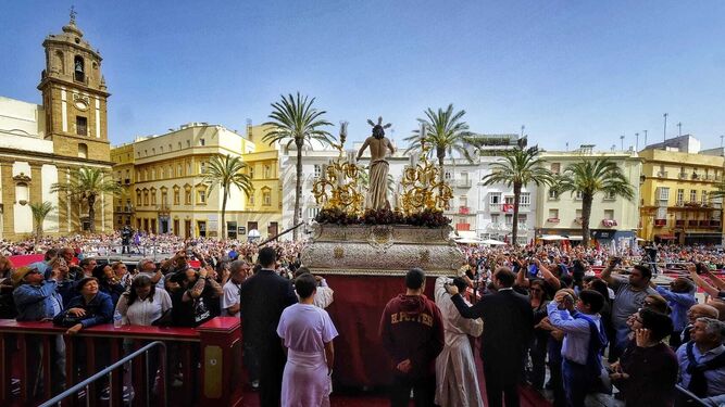 El Resucitado inicia su procesión desde la Catedral de Cádiz.