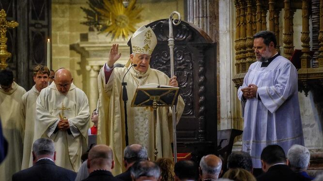 El obispo Zornoza, durante el pontifical de Resurrección en la Catedral.