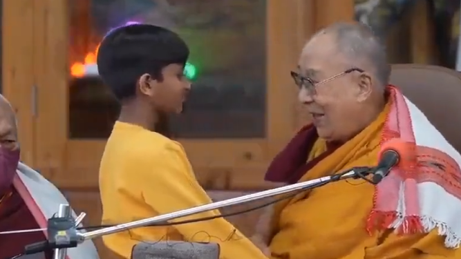 Fotograma del vídeo en el que se ven los hechos por los que el Dalai Lama pide disculpas