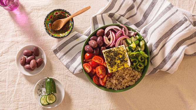 Receta de ensalada griega con quinoa integral