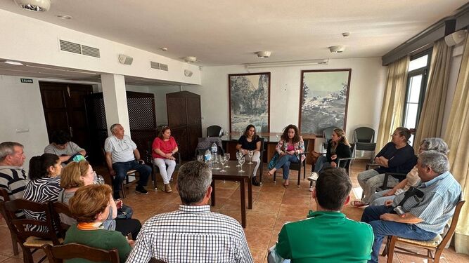 La parlamentaria de IU Inma Nieto, en una reunión en Olvera.