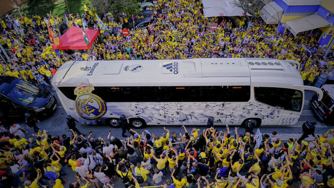 Ambiente a la llegada del autobús del Real Madrid en el anterior encuentro contra el Cádiz en 2022.