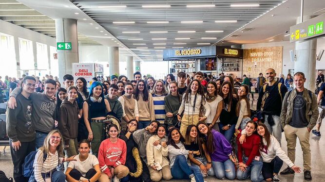 Los estudiantes del IES Juan Lara, en el aeropuerto.