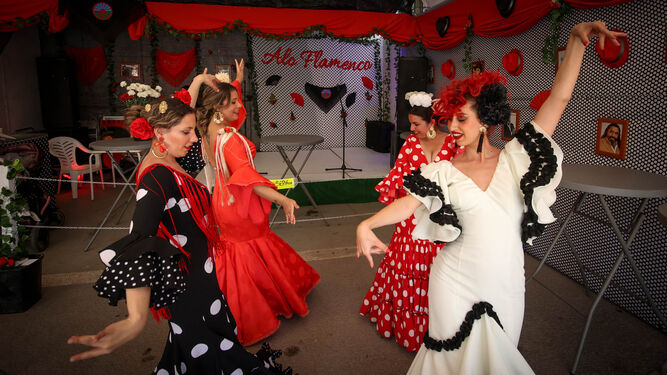 Jóvenes bailando en el Día de la Mujer de la Feria del Moscatel de Chipiona.