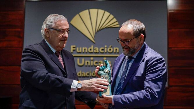 Mariano Vergara, presidente de la Fundación Unicaja, entrega el premio a Braulio Ortiz.