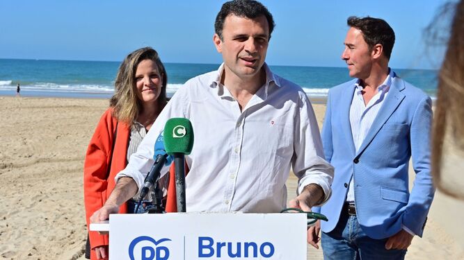 Bruno García organizó la rueda de prensa sobre una de las pailas de la playa de Cortadura