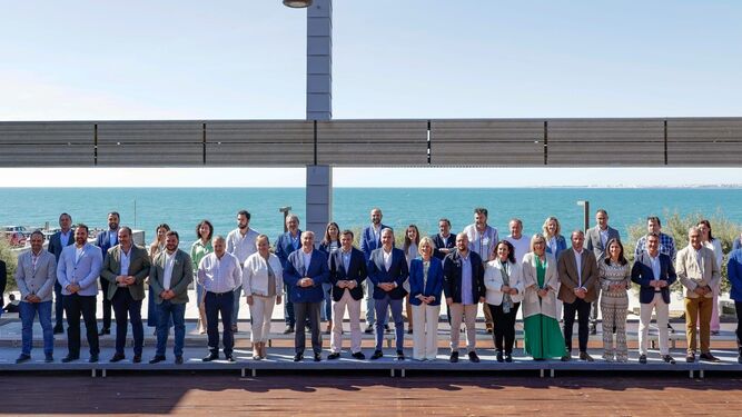 Foto de familia de Bendodo con el grueso de los candidatos del PP a las alcaldías de la provincia de Cádiz.
