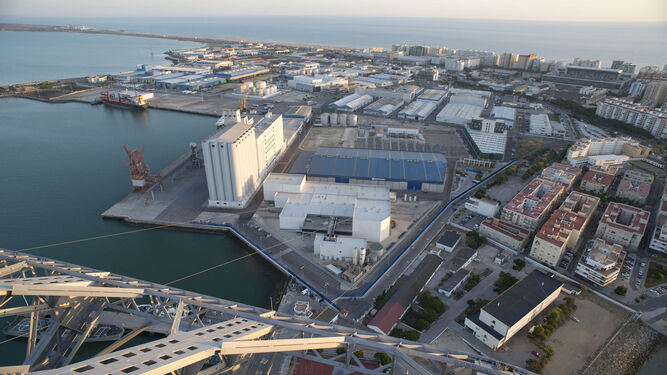 Imagen aérea del recinto de la Zona Franca en Cádiz.