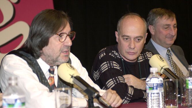 Carlos Tena, primero por la izquierda, en la presentación de un disco en 2003
