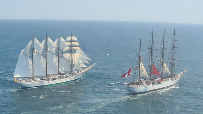 Los buques escuelas 'Juan Sebastián de Elcano' y 'Unión' en Perú.