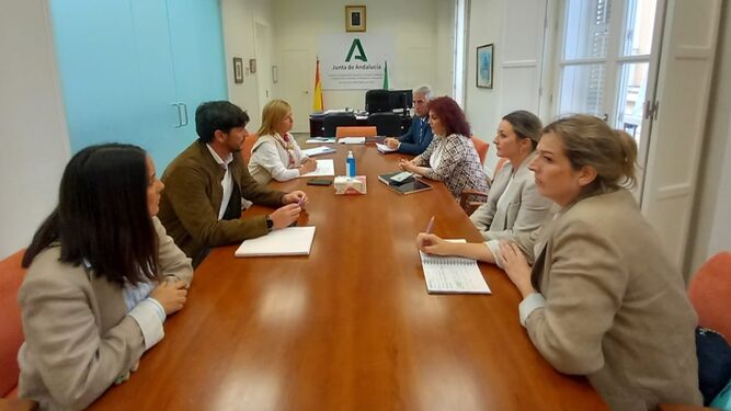 La reunión de la Junta, el Ayuntamiento de Chipiona y la comunidad educativa del colegio Los Argonautas.