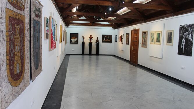 Vista de la sala con la exposición colectiva '15 artistas de Olvera'.