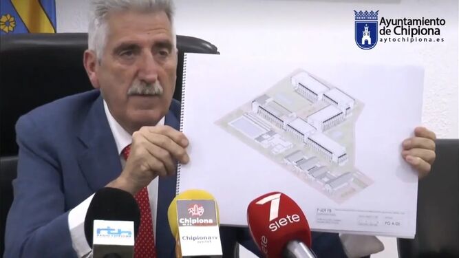 El alcalde, mostrando un plano del hotel proyectado por la cadena Best en Costa Ballena Chipiona.